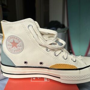 Converse Egret/Tidepool High Top Size Men’s 6/Women’s 8